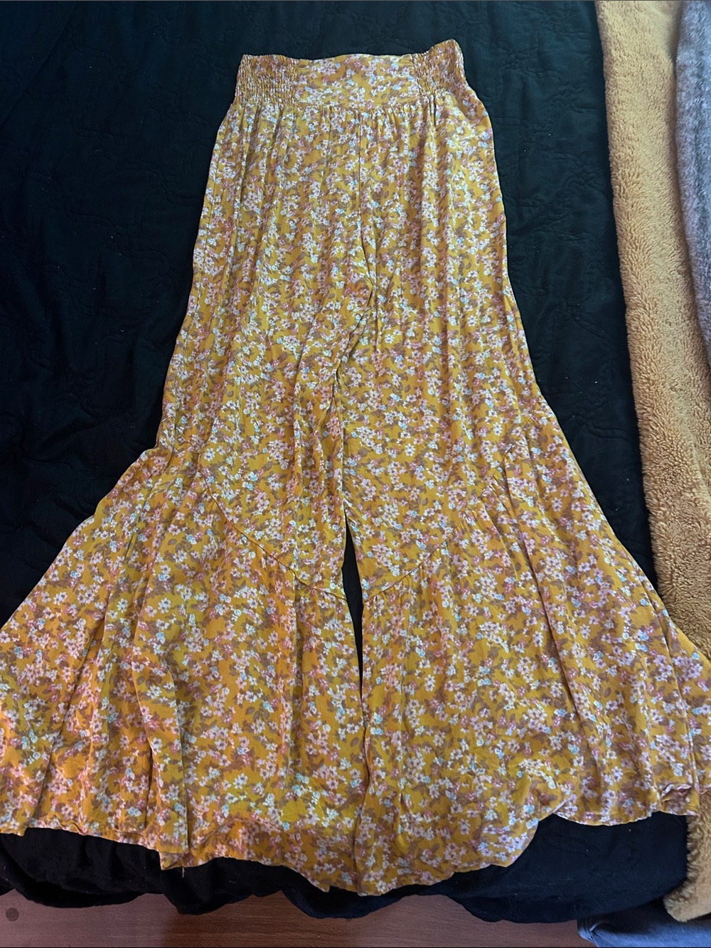 Rare Women’s Floral Boho Wide-Leg Pants with Ruffled Bottoms